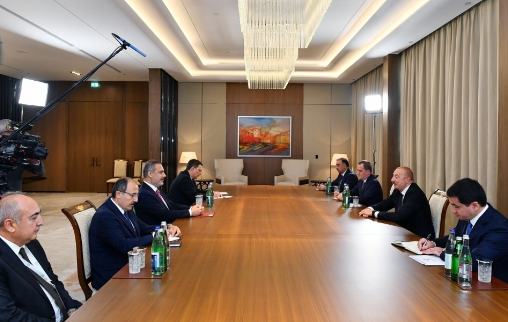 Президент Ильхам Алиев принял министра иностранных дел Турции ОБНОВЛЕНО ВИДЕО