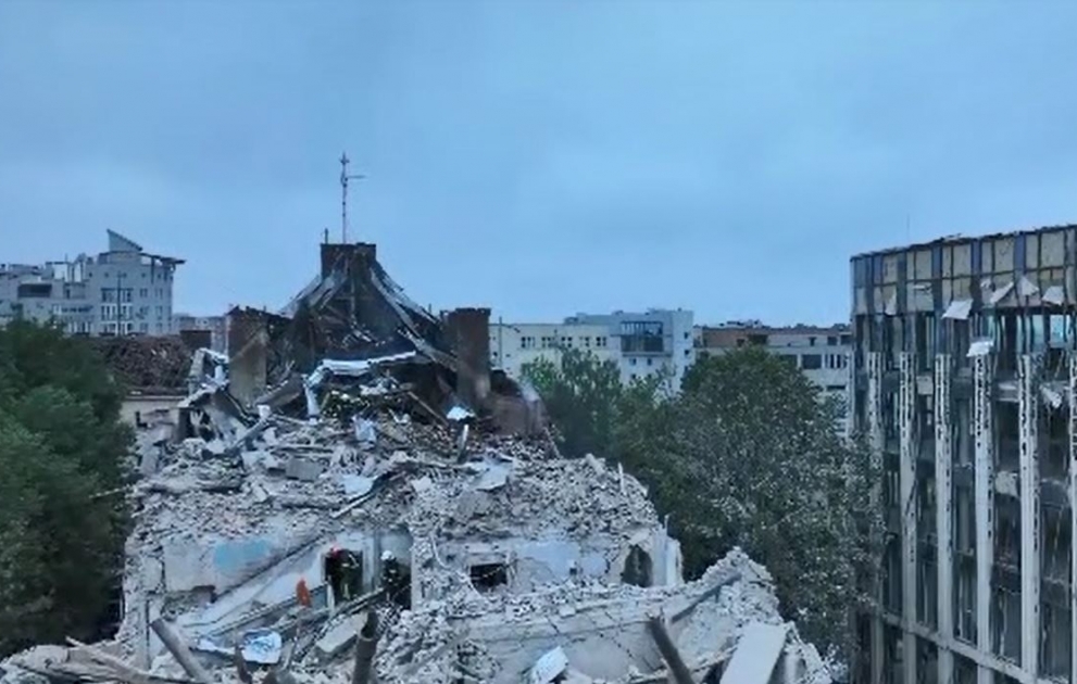 Lvova raket hücumu zamanı yaşayış binası dağılıb, azı 4 nəfər həlak olub VİDEO