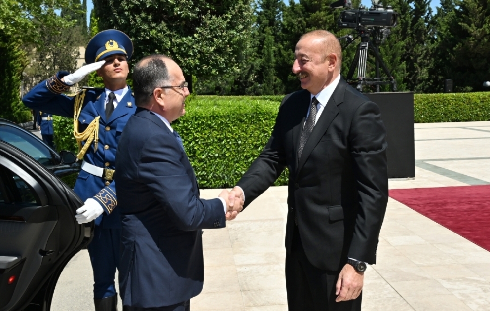 Cérémonie d’accueil officiel du président albanais à Bakou VIDEO