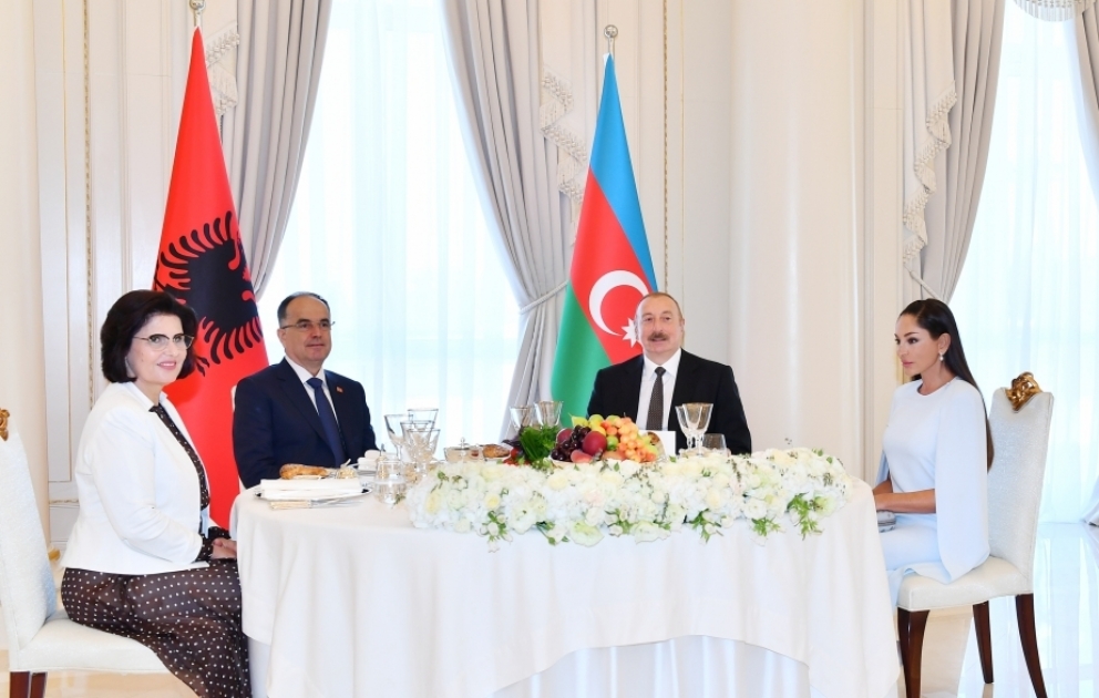 Präsident Ilham Aliyev gibt offizielles Gastmahl zu Ehren von Präsident Bajram Begaj VIDEO