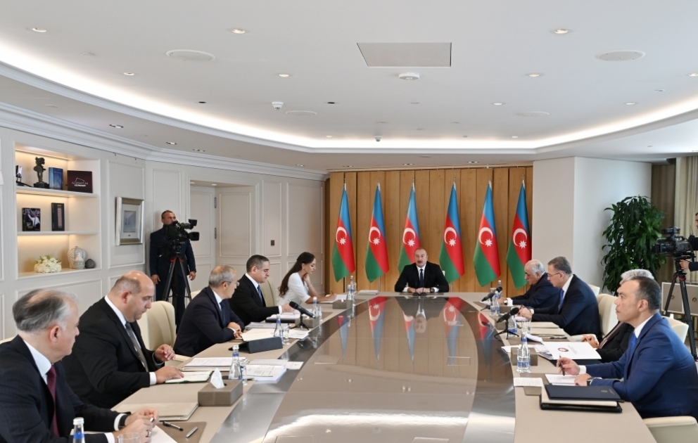 Prezident İlham Əliyevin sədrliyi ilə bu ilin altı ayının sosial-iqtisadi yekunlarına həsr olunmuş müşavirə keçirilib YENİLƏNİB VİDEO