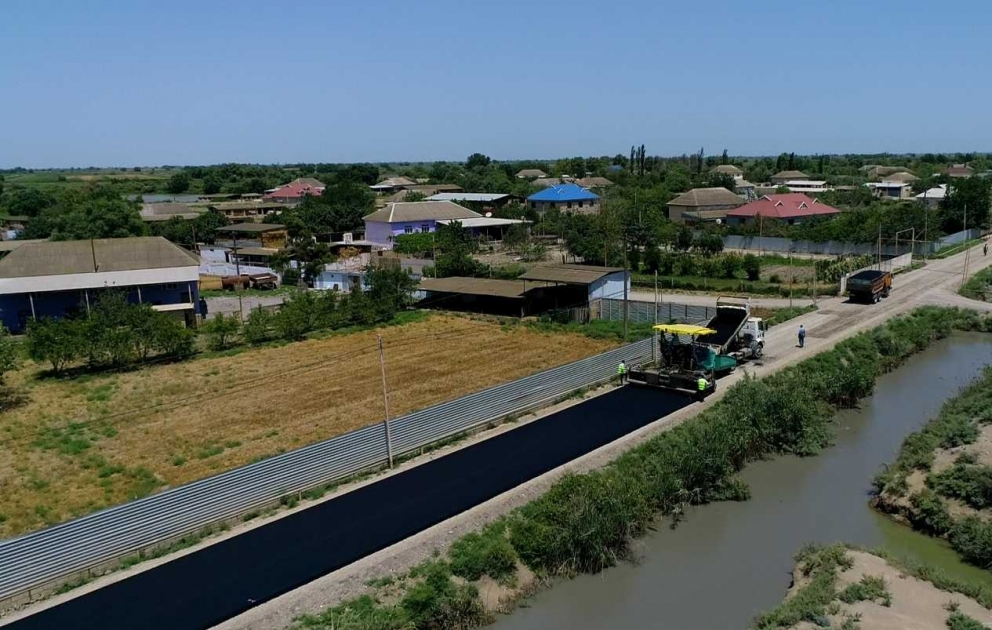 Salyan rayonunda 33 kilometr uzunluğa malik yollar yenidən qurulur VİDEO