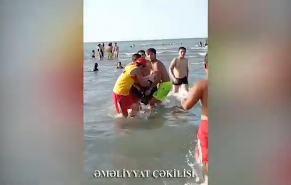 Dənizdə batma təhlükəsində olan qadın xilas edilib VİDEO