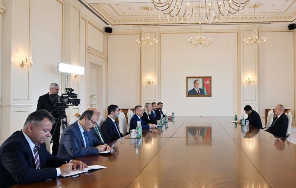 Präsident Ilham Aliyev empfängt türkische Parlamentsdelegation um Ausschussvorsitzenden für Auslandsbeziehungen VIDEO