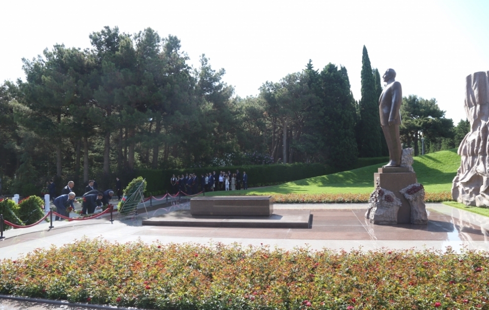 Representatives of Azerbaijani media visit tomb of Great Leader Heydar Aliyev VIDEO