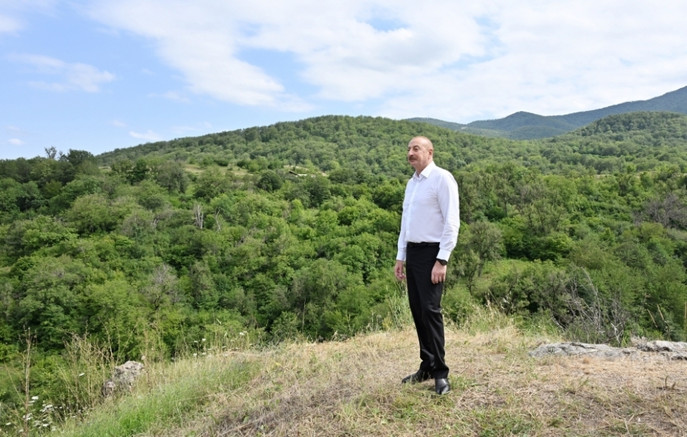 Le président Ilham Aliyev visitent deux villages de la région de Khodjaly, libérés de l’occupation VIDEO