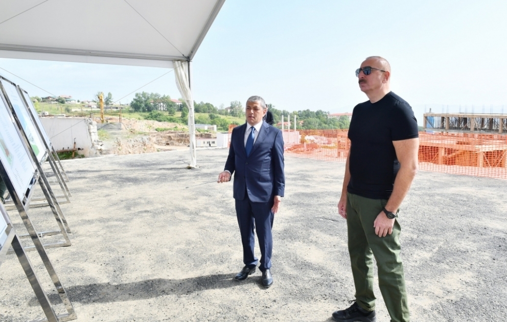 Prezident İlham Əliyev Şuşa şəhər xəstəxanasının binasında tikinti işlərinin gedişi ilə tanış olub VİDEO