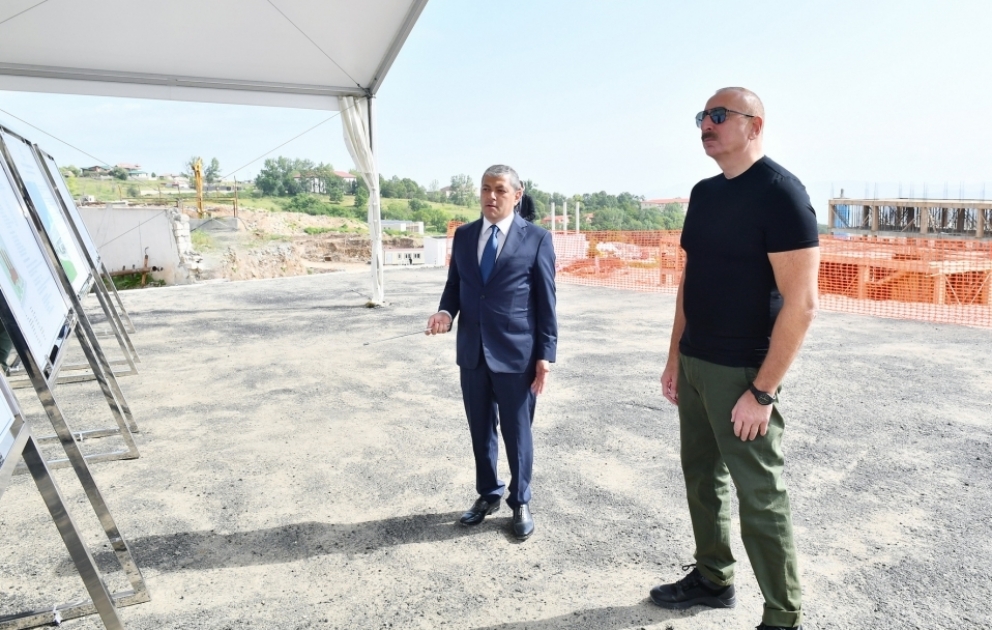 Präsident Ilham Aliyev inspiziert Fortschritt beim Bau von Schuscha-Stadtkrankenhaus VIDEO