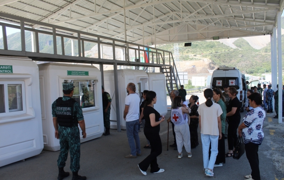 Les résidents arméniens du Karabagh ayant besoin de soins médicaux traversent librement le point de contrôle frontalier de Latchine VIDEO