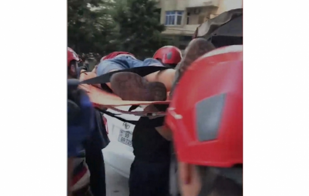 Bakıda dərinliyi 6 metr olan zirzəmiyə yıxılan uşaq xilas edilib VİDEO