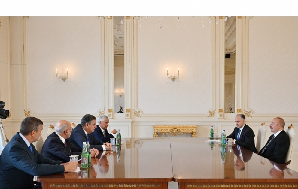 Präsident Ilham Aliyev empfängt Vorstandsvorsitzenden von Leonardo VIDEO