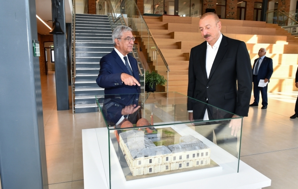 Präsident Ilham Aliyev macht sich mit im Zentrum für Lehrerseminar von ADA-Universität in Gazakh geschaffenen Bedingungen vertraut  VIDEO