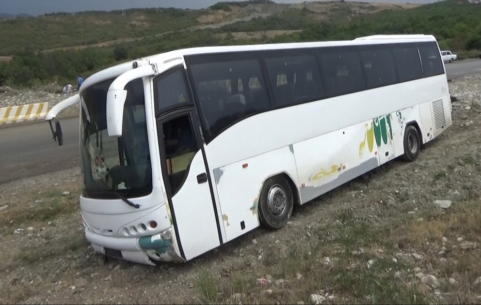 Ağsu dolaylarında iri tutumlu avtobus qəzaya uğrayıb VİDEO