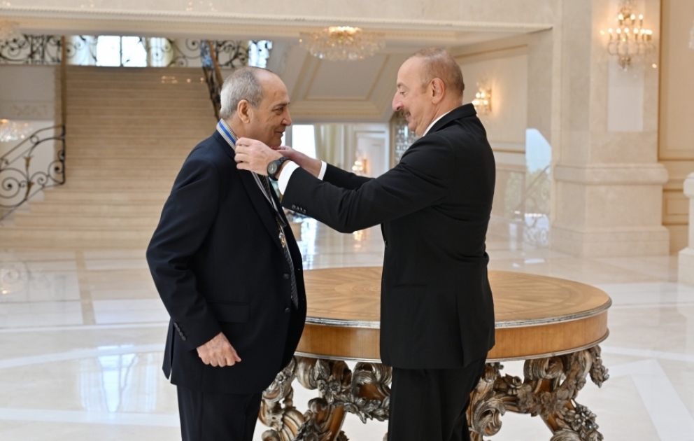 Le président Ilham Aliyev remet l’ordre « Istiqlal » à Rassim Balaïev, Artiste du peuple VIDEO