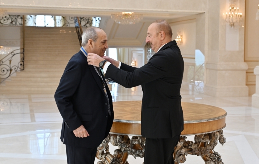 Präsident Ilham Aliyev überreicht Volkskünstler Rasim Balayev Istiglal-Orden VIDEO