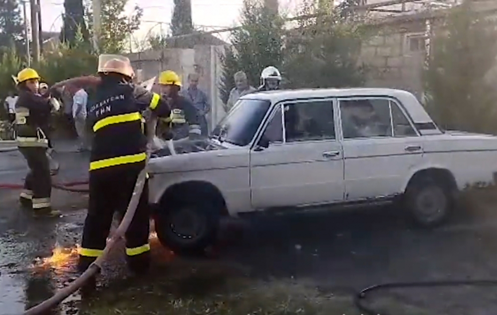 Yevlaxda minik avtomobili yanıb VİDEO