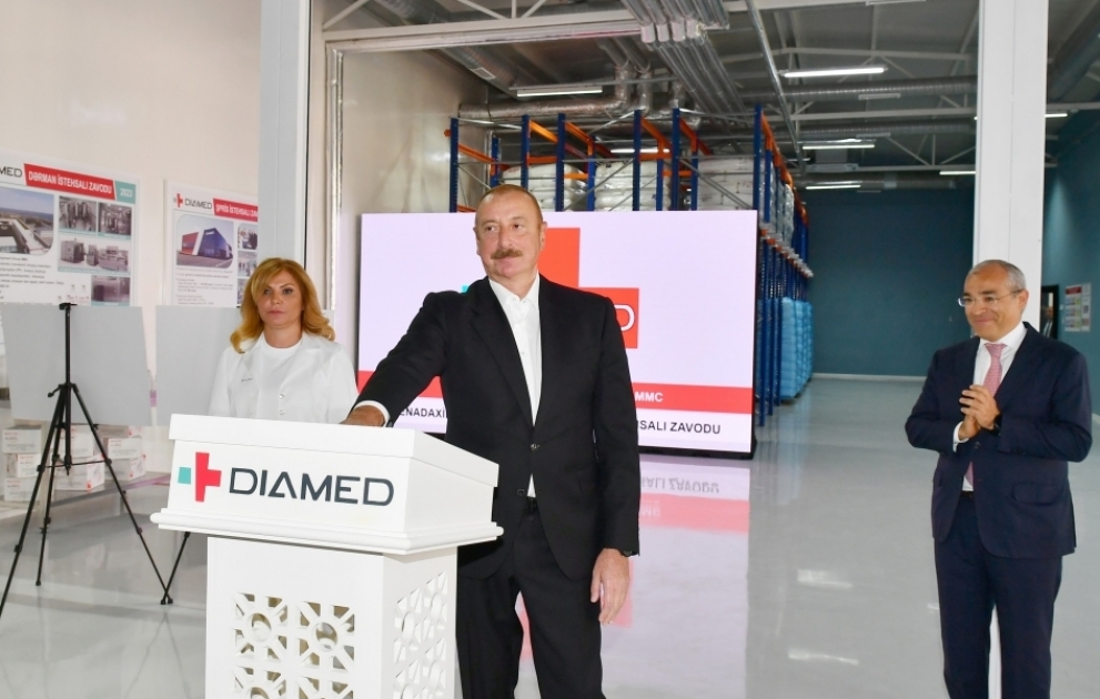 Präsident Ilham Aliyev weiht Pharmafabrik „Diamed“ in Pirallahi ein VIDEO