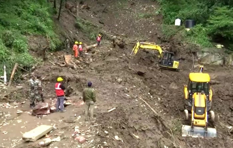 Monsun in Indien: Mindestens 72 Tote durch Regen und Erdrutsche VIDEO