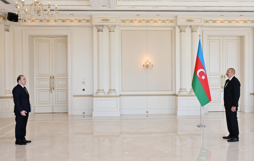 Prezident İlham Əliyev Tacikistanın Azərbaycanda yeni təyin olunmuş səfirinin etimadnaməsini qəbul edib YENİLƏNİB VİDEO