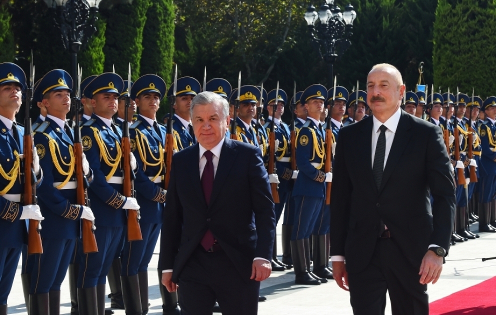 Cérémonie d’accueil officiel du président ouzbek à Bakou  VIDEO