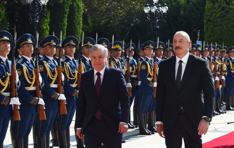Offizieller Empfang des usbekischen Präsidenten Shavkat Mirziyoyev in Baku VIDEO