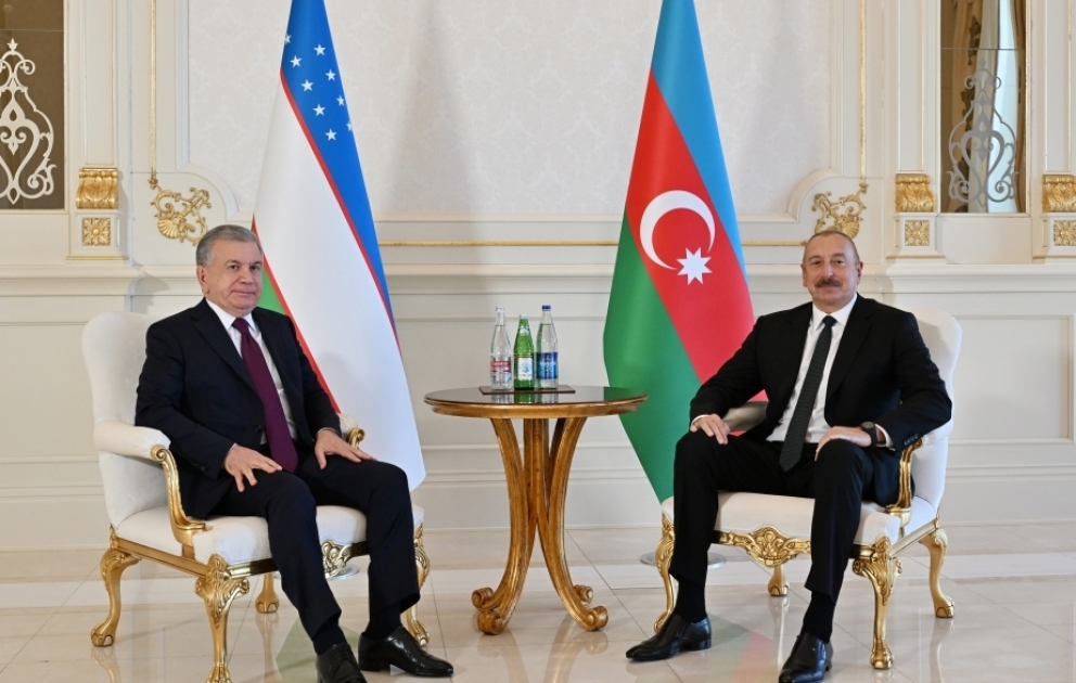 Präsidenten von Aserbaidschan und Usbekistan treffen sich unter vier Augen VIDEO
