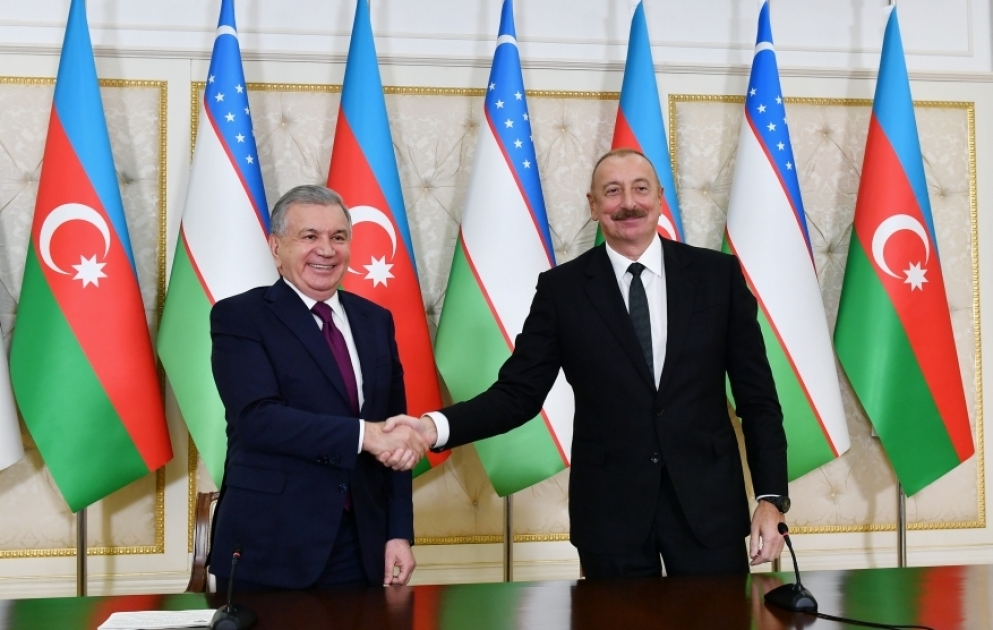 Les présidents azerbaïdjanais et ouzbek font des déclarations à la presse VIDEO