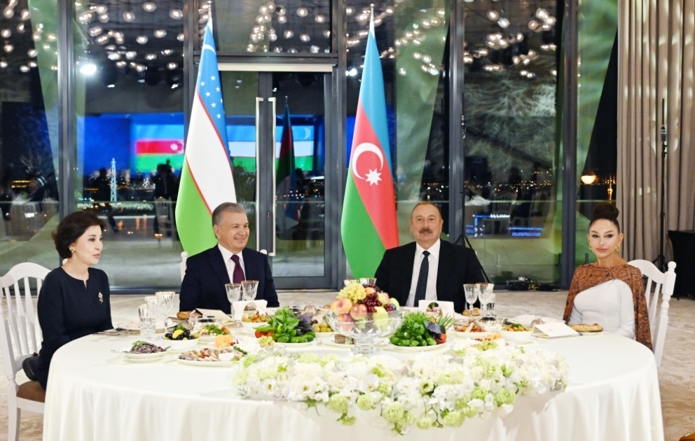 Staatsempfang zu Ehren des Präsidenten Usbekistans Shavkat Mirziyoyev  VIDEO