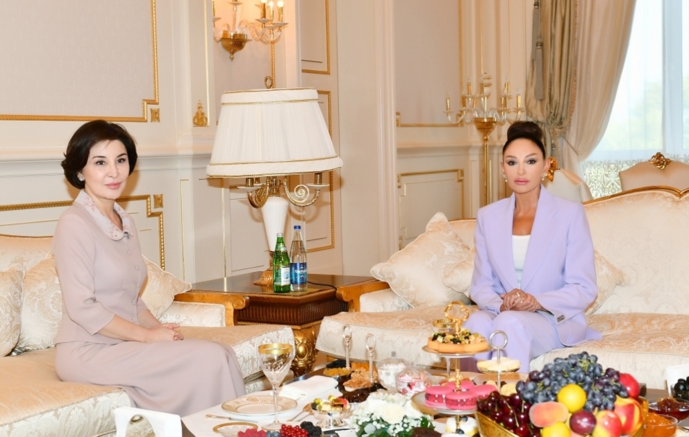 Aserbaidschans First Lady trifft sich mit Usbekistans First Lady  VIDEO