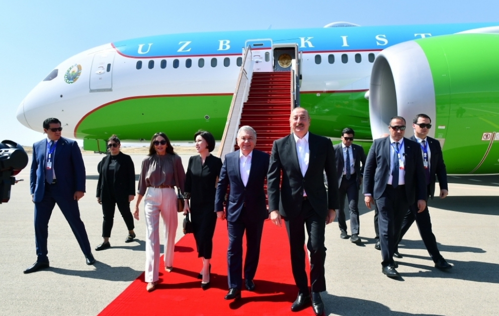 Usbekistans Präsident Shavkat Mirziyoyev reist zum Besuch in den Bezirk Füsuli VIDEO