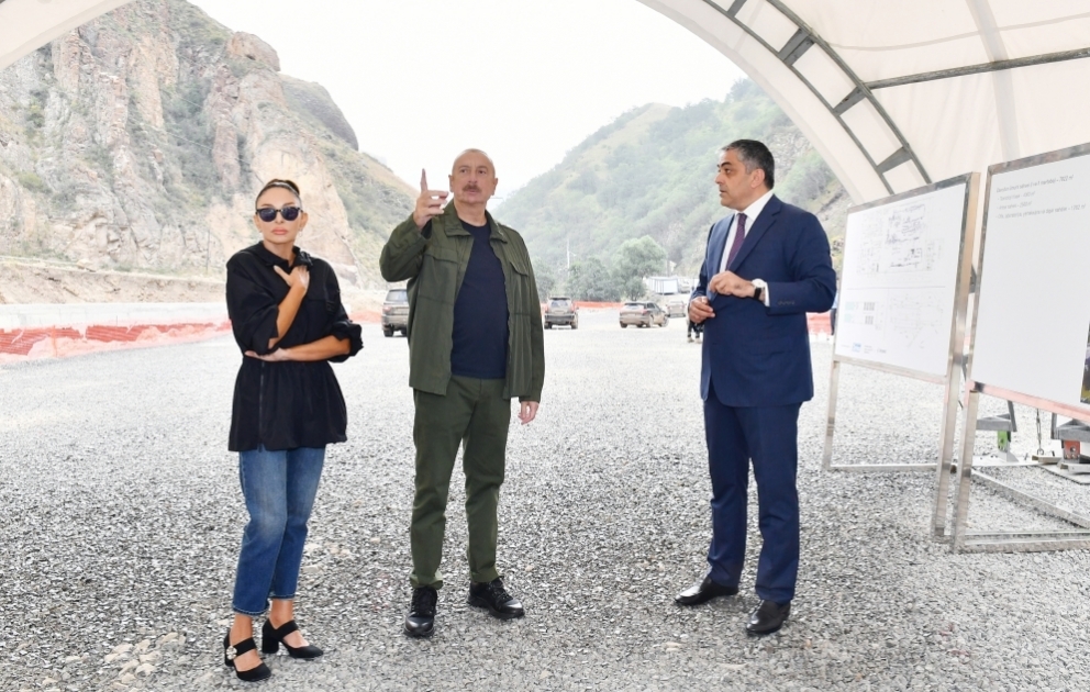 Präsident Ilham Aliyev und First Lady Mehriban lernen Fortschritt beim Bau des Mineralwasser-Werks „Istisu“ und des Kur- und Erholungskomplexes „Istisu“ in Kelbadschar Region kennen  VIDEO