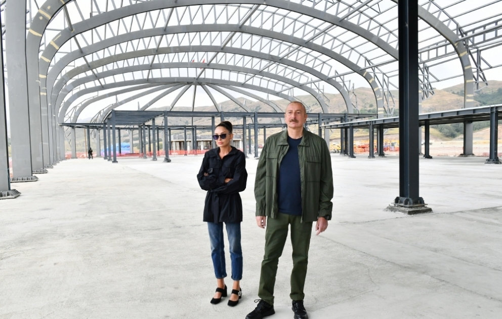 Präsident Ilham Aliyev inspiziert Baufortschritt des internationalen Flughafens Latschin VIDEO