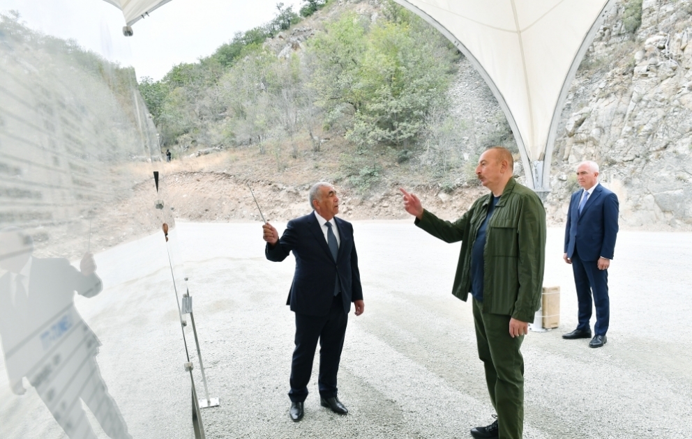 Präsident Ilham Aliyev besichtigte die Arbeiten auf dem 38-76 Kilometer langen Abschnitt der Autobahn Kelbadschar-Latschin VIDEO