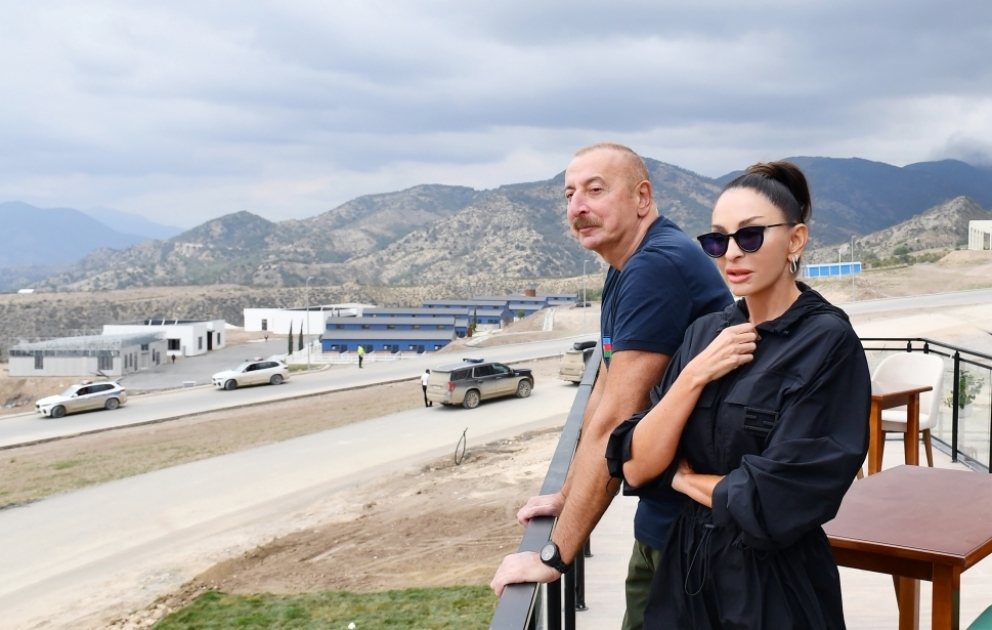 Le chef de l’Etat et la première dame inaugurent une usine de fabrication de meubles, prennent connaissance des activités de certaines entreprises VIDEO