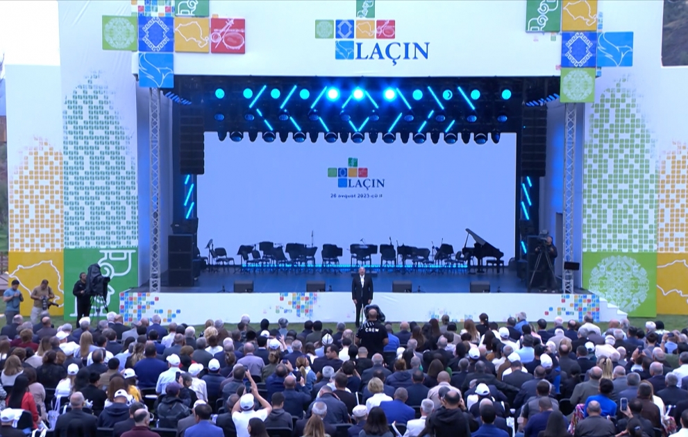 Präsident Ilham Aliyev und First Lady Mehriban Aliyeva nehmen an den Feierlichkeiten zum Latschin-Stadttag am Ufer des Flusses Hakari teil  Das Staatsoberhaupt hielt eine Rede bei der Veranstaltung VIDEO