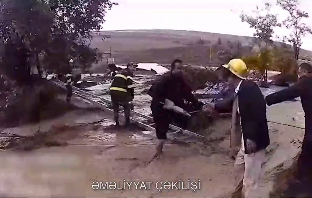 İsmayıllıda sel səbəbindən təhlükəli vəziyyətdə qalan vətəndaşlar təxliyə olunublar VİDEO