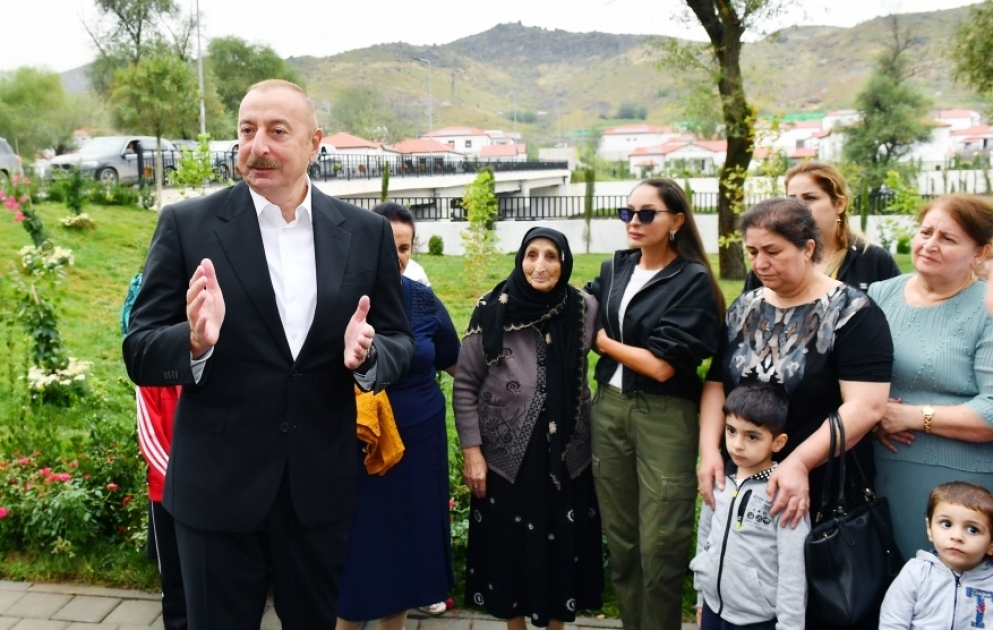 Prezident İlham Əliyev və birinci xanım Mehriban Əliyeva Laçının Zabux kəndində görülmüş işlərlə tanış olublar və sakinlərlə görüşüblər YENİLƏNİB VİDEO
