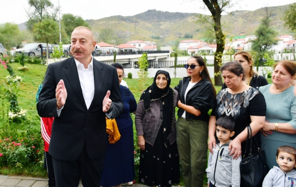 Le président azerbaïdjanais et la première dame rencontrent les habitants du village de Zaboukh de la région de Latchine VIDEO