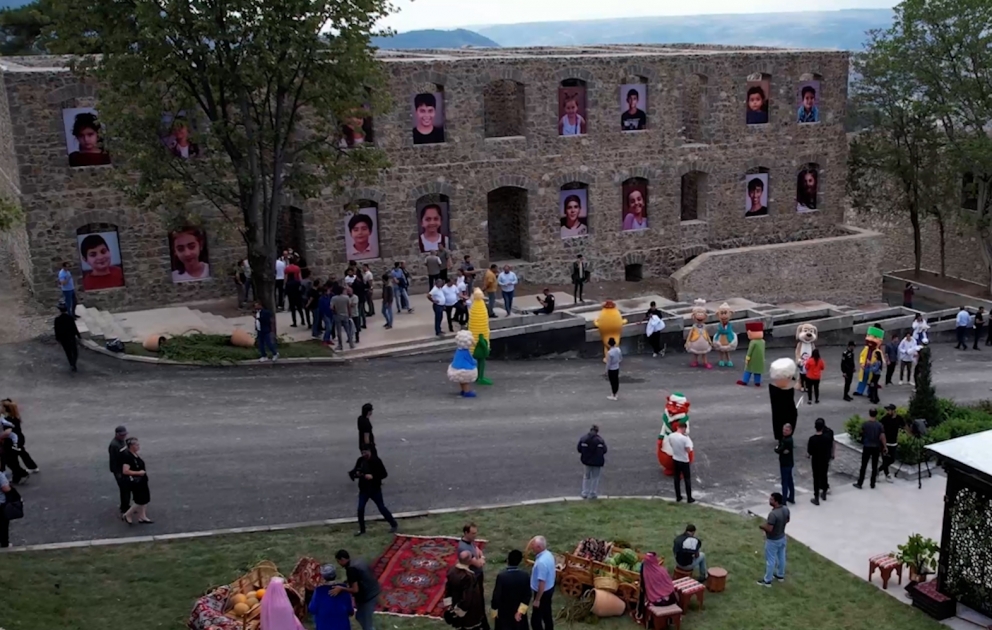 Laçında maskotların yürüşü balacalar üçün əsl sürpriz olub  VİDEO