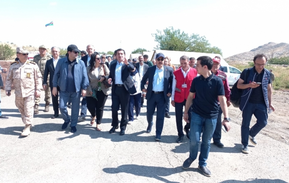Xarici diplomatlar Ağdam-Xankəndi yolunda Azərbaycan Qızıl Aypara Cəmiyyətinin ərzaq yüklərinin yerləşdiyi məntəqə ilə tanış olublar  FOTO VİDEO
