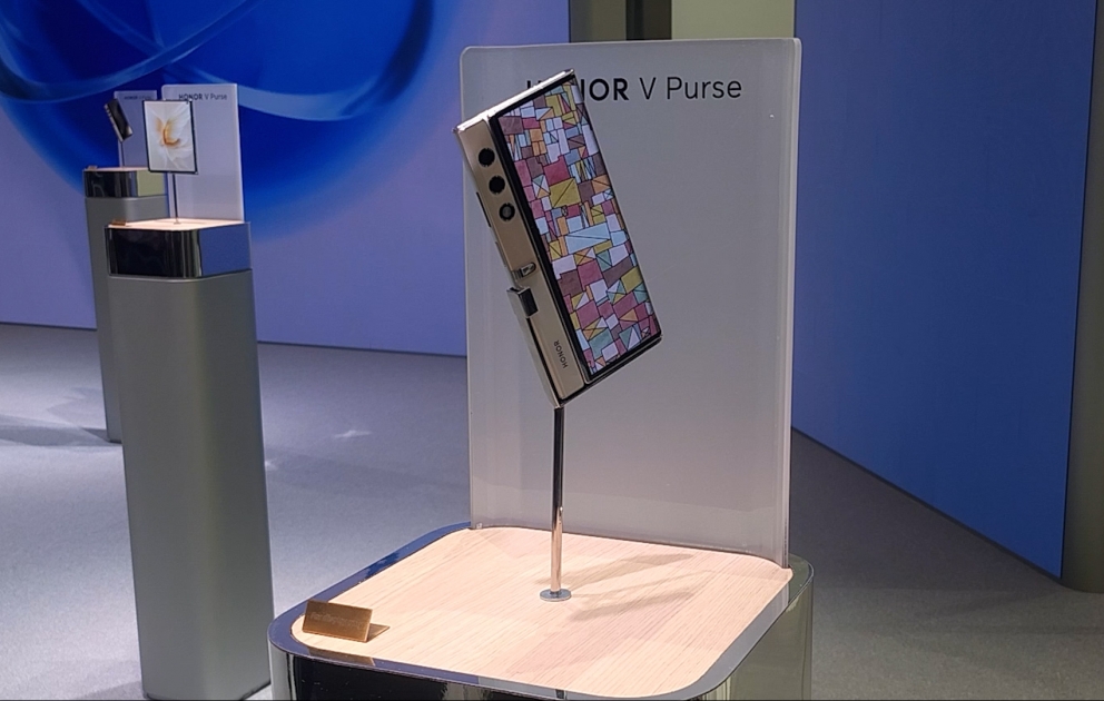 Honor xanımlar üçün çanta formasında smartfon təqdim edib VİDEO
