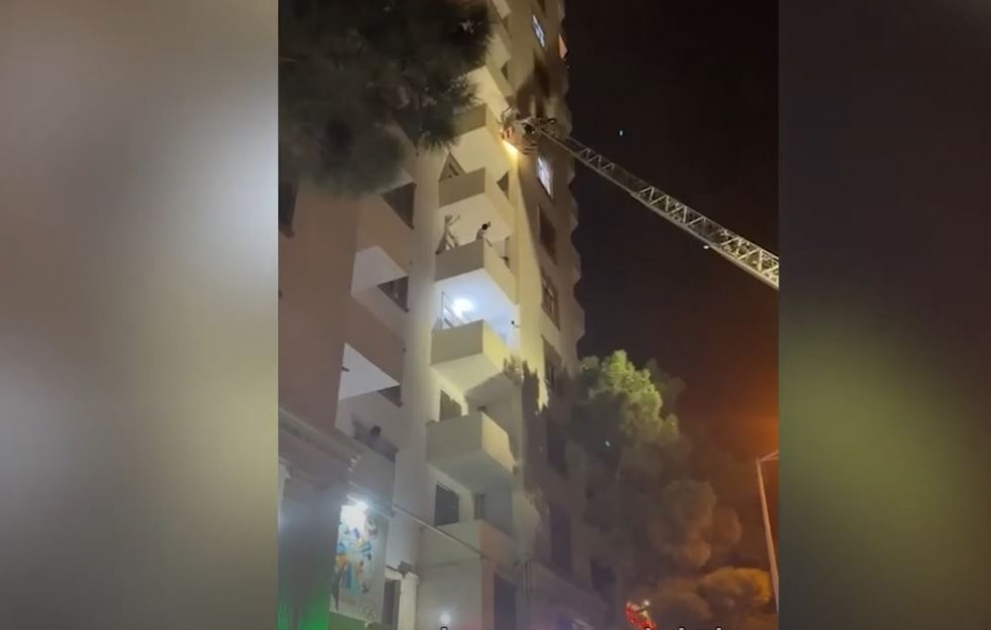 Bakıda çoxmərtəbəli binada baş verən yanğın söndürülüb VİDEO
