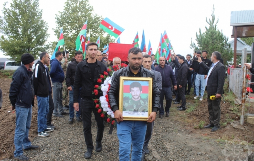 Otuz il əvvəl itkin düşən Şəmsəddin Allahverdiyevin Edillidə aşkarlanan nəşinin qalıqları Füzulidə torpağa tapşırılıb  FOTO VİDEO