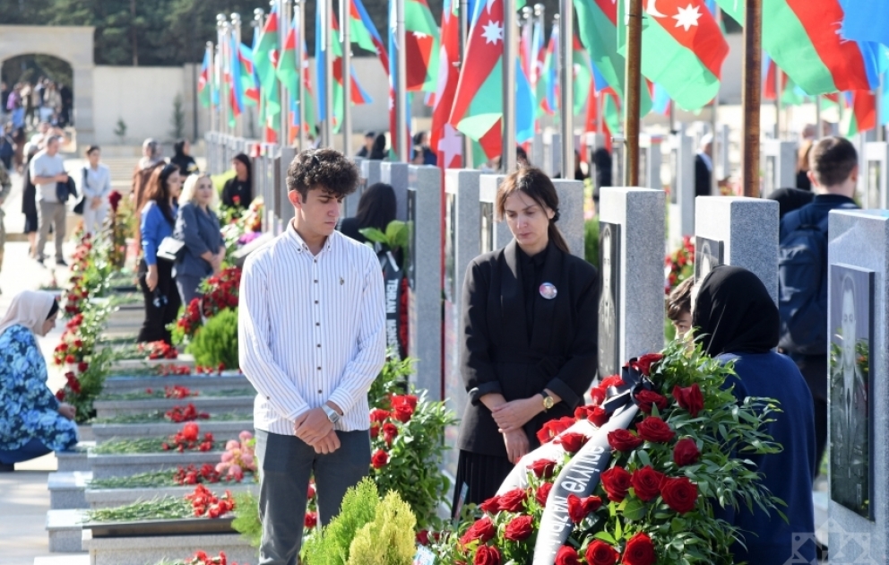 Xalqımız şanlı Zəfərin memarlarına bir daha minnətdarlığını ifadə etmək üçün onların uyuduğu müqəddəs məkanları ziyarət edir -  FOTOREPORTAJ VİDEO