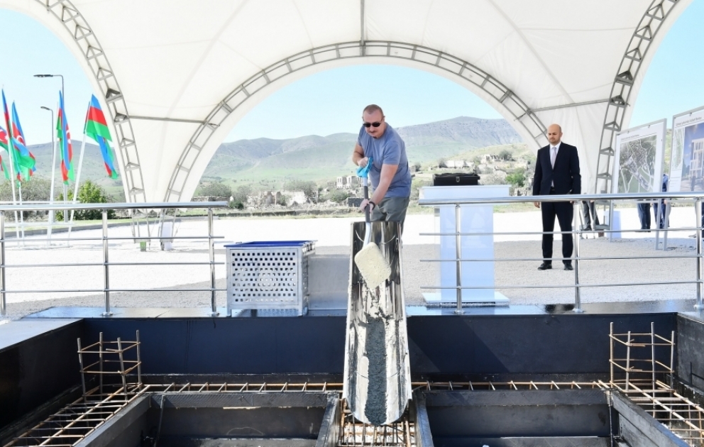 Le président Ilham Aliyev se déplace dans la région de DjabraïlPose de la première pierre d’un bâtiment administratif à Djabraïl  MIS A JOUR VIDEO