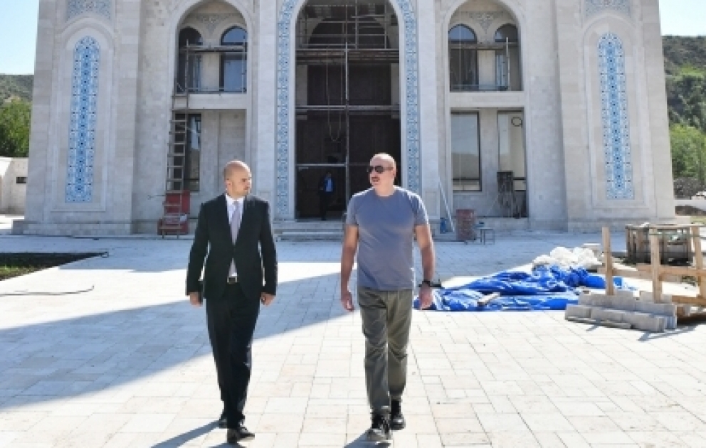 Präsident Ilham Aliyev inspiziert Fortschritt bei Bau der Zangilan Stadtmoschee VIDEO