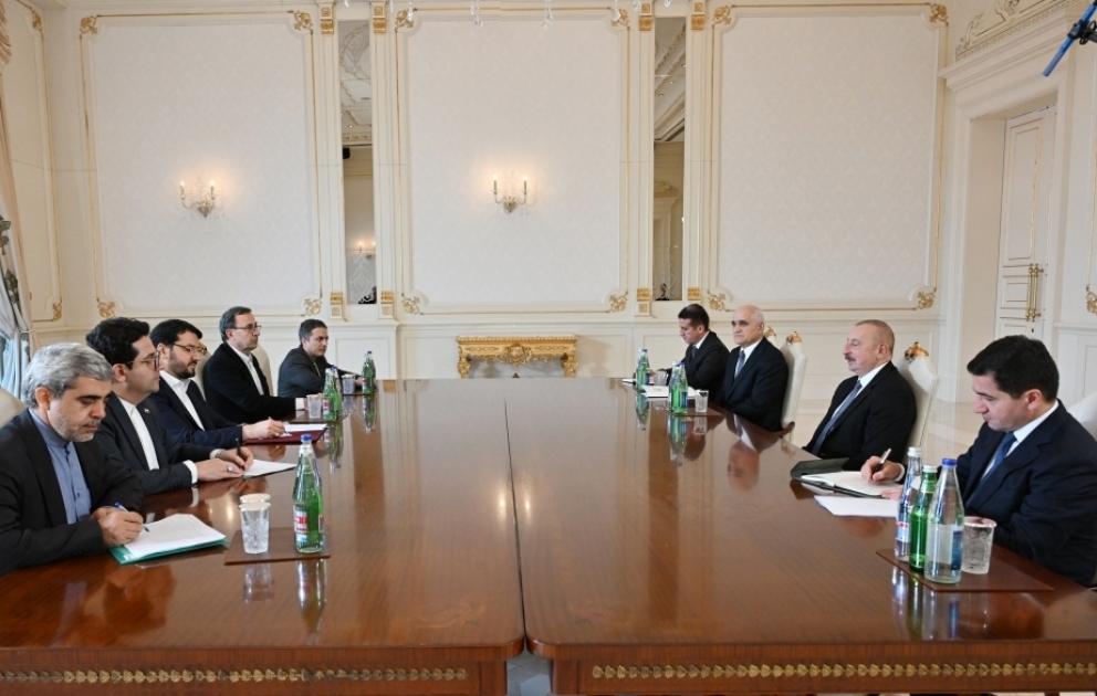 Präsident Ilham Aliyev empfängt iranischen Minister für Straßen und Stadtentwicklung VIDEO