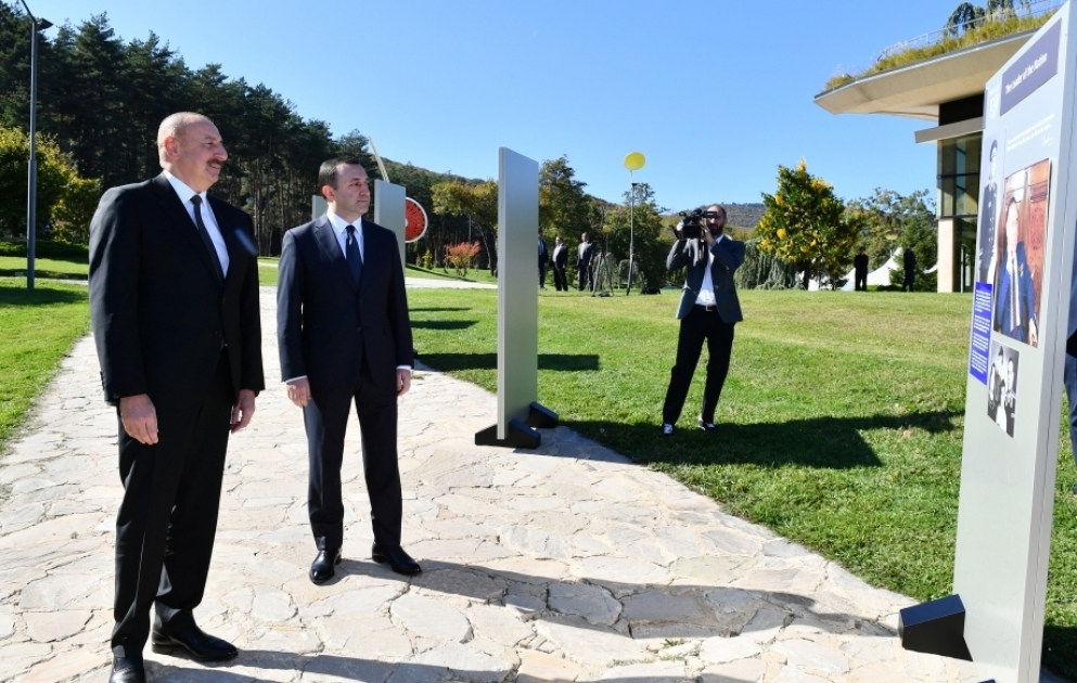 Prezident İlham Əliyev və Baş nazir İrakli Qaribaşvili Tbilisidə Ümummilli Lider Heydər Əliyevin 100 illiyinə həsr edilmiş fotosərgi ilə tanış olublar YENİLƏNİB VİDEO