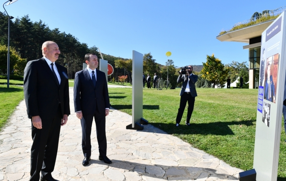 Tbilissi : le président Aliyev et le Premier ministre Garibachvili visitent une exposition photos consacrée au centenaire d’Heydar Aliyev VIDEO