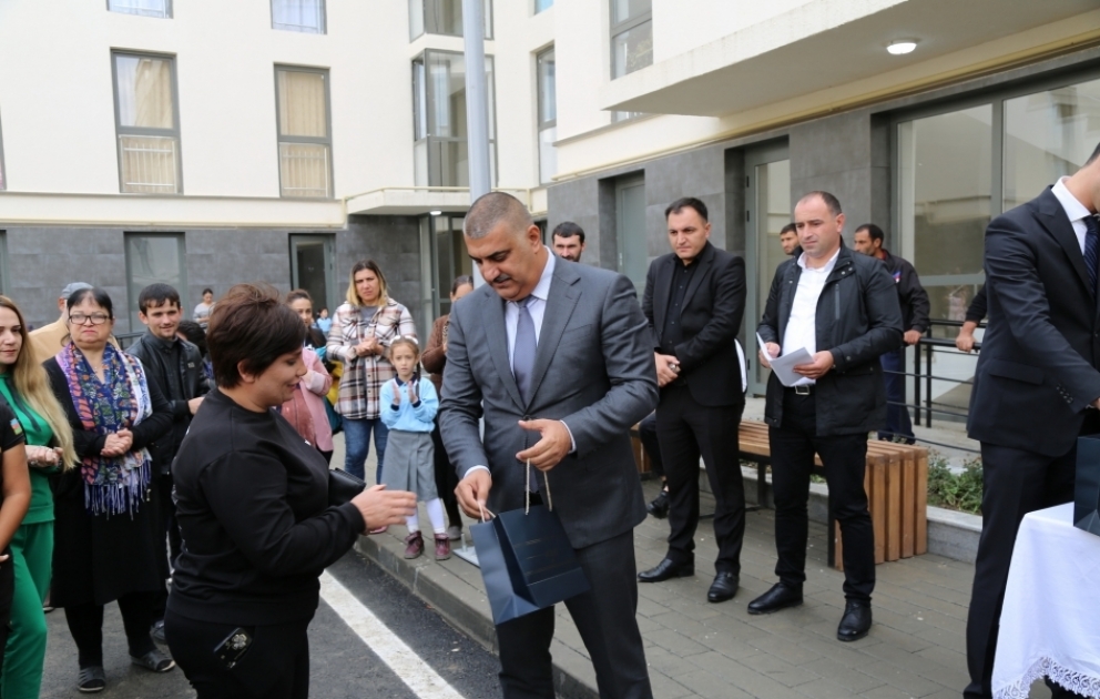 Füzuli şəhərinə köçən daha 22 ailə mənzillərinin açarlarını təhvil alıb VİDEO
